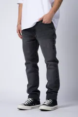 Pantalón de jean gris oscuro, de corte recto, con bolsillos delanteros y traseros.