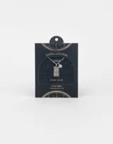 Cadena corta plateada con dije rectangular con el signo zodiacal Aries y un dije redondo pequeño.