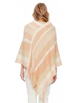 Poncho de tejido de punto color beige y salmón con diseño de rayas diagonales y cuello en V. Presenta terminación con flecos en el ruedo.