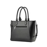 Cartera tote negra de cuero sintético con textura perforada. Tiene doble asa corta trenzada, correa larga regulable y desmontable, cierre superior, bolsillo interno con cierre y dos bolsillos abiertos. Incluye un charm de borla colgante.