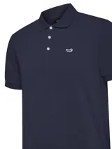 Remera de hombre color azul marino, corte moderno, cuello polo con tres botones blancos y logo de la marca bordado en el pecho.