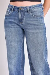 Pantalón de jean celeste de corte recto y tiro bajo.