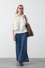 Remera blanca de algodón de manga corta, con cuello redondo y bordado frontal en hilo color beige claro con la palabra "J'adore" en tipografía cursiva.