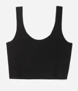 Top cropped sin mangas, color negro, con escote cuadrado y abertura frontal con broches. Presenta textura acanalada.