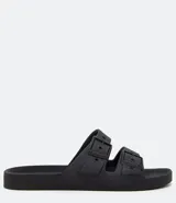 Ojota tipo slide masculino de PVC color negro, con dos tiras anchas ajustables mediante hebillas cuadradas. La plantilla y la suela son texturizadas.