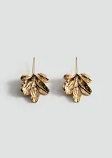 Par de aros colgantes dorados con forma de flor.