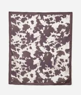Pañuelo rectangular de satén con estampado animal print de vaca y acabado satinado. 