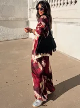 Conjunto de kimono y pantalón de seda con estampado floral en tonos borgoña y beige. El kimono es de corte holgado y el pantalón tiene cintura ajustable.