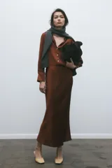 Falda midi negra de satén con cintura elástica.