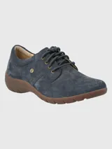 Zapato acordonado de cuero azul con suela marrón de goma.