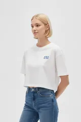 Remera blanca cropped de algodón con cuello redondo y bordado con texto en azul.
