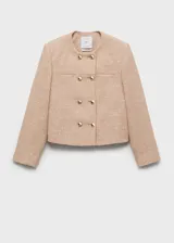 Chaqueta corta de tweed color rosa pálido con doble botonadura dorada, cuello redondo y bolsillos de parche en el pecho.