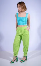 Pantalón sastrero fucsia con puños en los tobillos, de corte relajado y diseño moderno.