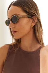 Lentes de sol con marco ovalado de carey y cristales oscuros, con protección UV400.