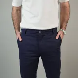 Pantalón chino de corte slim, color azul marino, con bolsillos laterales y traseros.
