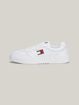 Zapatillas Tommy Jeans blancas de piel, con suela cupsole y detalle de ventilación en la parte superior. Presentan logo de Tommy Jeans en el lateral y en relieve en la entresuela.