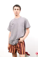 Remera gris de algodón con cuello redondo y manga corta. Estampa pequeña en el frente y grande en la espalda.