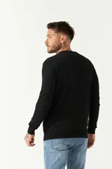 Sweater gris de algodón con cuello en V y logo bordado en el pecho.