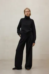 Suéter de cuello alto, color rojo oscuro, de tejido de punto liso y manga larga.