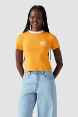 Remera deportiva color naranja con cuello y mangas con borde blanco. Estampado pequeño en el pecho con el logo de la marca.