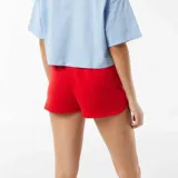Short deportivo rojo de corte clásico con cintura elástica ajustable con cordón.