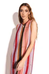 Vestido largo de tejido de punto con lurex y calados, corte suelto y sin mangas.