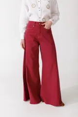 Pantalón jean de tiro alto, color rojo, con corte wide leg y costuras a contratono.