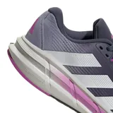 Championes de running Adidas Questar 3 para mujer, color azul marino con detalles en gris claro y cordones y detalles en la suela en color fucsia/violeta. Presenta las tres franjas características de Adidas en color plateado.