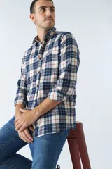 Camisa de viyela roja y azul marino a cuadros, corte slim, con logo bordado, bolsillos con botón y manga larga.