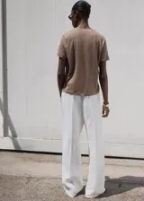 Camiseta de manga corta con cuello en V, de diseño recto y confeccionada en tejido 100% lino.