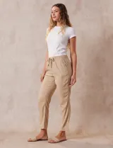Remera blanca de rib, marca Tahari, con cuello redondo a la base y mangas cortas.