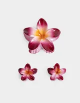 Set de tres broches para el pelo con forma de flor hawaiana, color blanco crudo con centro marrón.
