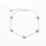 Pulsera plateada con cadena fina y cinco dijes redondos con incrustaciones brillantes.