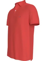 Chomba roja de Tommy Hilfiger, modelo 1985, de corte regular y mangas cortas. Tiene cuello tipo chomba, cartera de dos botones y logo bordado en el pecho. El cuello tiene un diseño de rayas. Confeccionada en mezcla de algodón y poliéster.