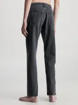 Pantalón de jean gris oscuro de corte recto, con tiro medio, cinco bolsillos y cierre con cremallera.