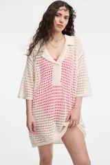 Vestido tejido calado negro con cuello camisero y manga corta.