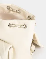 Mochila negra de cuerina acolchada con diseño de líneas diagonales. Tiene solapa con broche decorativo y botón para cerrar. Cuenta con correas regulables, manija superior de material principal y metal, y tira de ajuste de metal.