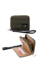 Billetera corta con cierre alrededor y tapa, confeccionada en tela capitoneada. Incluye varias reparticiones con tarjeteros y bolsillos internos, y una correa de mano desmontable. Disponible en negro, rojo y dorado.