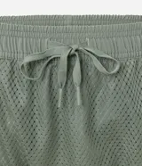 Bermuda deportiva masculina de poliéster color gris, con cintura elástica, cordón interno ajustable y estampa reflectante. Producto desarrollado con tejido y modelado para mayor comodidad y libertad de movimientos durante la práctica deportiva.