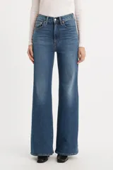 Pantalón de jean acampanado azul, de tiro alto y corte ajustado en la cadera.