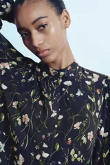 Vestido corto de viscosa con estampado floral, corte holgado, cuello mao, botones frontales, mangas globo largas con abertura y botón en los puños, y costura fruncida en la falda para un efecto evasé.