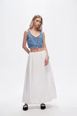Chaleco crop top de jean celeste con botones frontales.