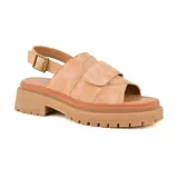 Sandalia casual negra con plataforma y suela track, tiras anchas sobre el empeine y tira trasera con hebilla ajustable.