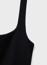 Body blanco sin mangas con cuello cuadrado y diseño entallado.