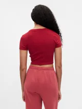 Camiseta corta de mezcla de algodón suave y elástica, con cuello redondo y mangas cortas, adornada con un gráfico bordado de Disney.