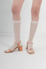 Sandalias de cuero metalizado color naranja, con plantilla cuadrada y taco de 5cm.