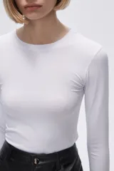 Remera gris de poliéster, de manga larga, corte ajustado y cuello redondo.