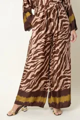 Pantalón palazzo italiano con estampado de leopardo y cintura elastizada, ideal para un look cómodo y elegante.