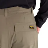 Pantalón de hombre Caterpillar, color verde oliva, corte recto, con bolsillos laterales tipo cargo, bolsillos traseros con solapa y bragueta con cierre de cremallera y botón. Confeccionado en tejido de sarga de algodón.