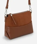 Cartera de hombro pequeña marca Satinato, color marrón, con diseño dividido en dos texturas: parte superior aterciopelada (suede sintético) y parte inferior lisa de cuero sintético. Cuenta con bolsillo delantero amplio, asa ajustable y desmontable con herrajes metálicos plateados, y cierre superior con cremallera y tirador alargado.